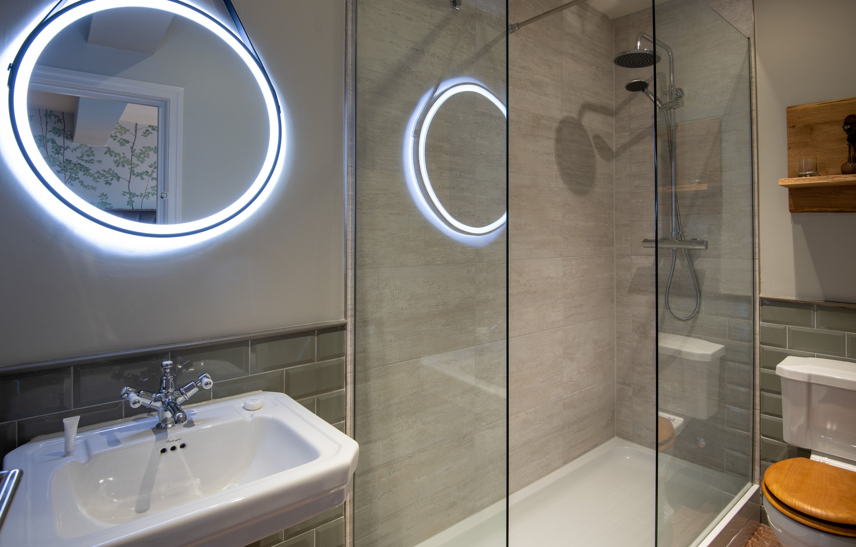 modern en suite